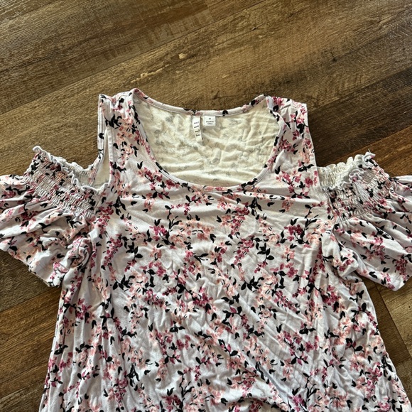 Elle Cold Shoulder Short Sleeve Top - Picture 10 of 12